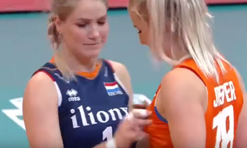 Nederlandse volleybalster knijpt even in borsten van medespeelster (video)