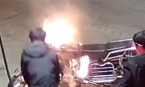 WTF: Dronkaard steekt ‘voor de lol’ zijn moto in brand aan tankstation (video)
