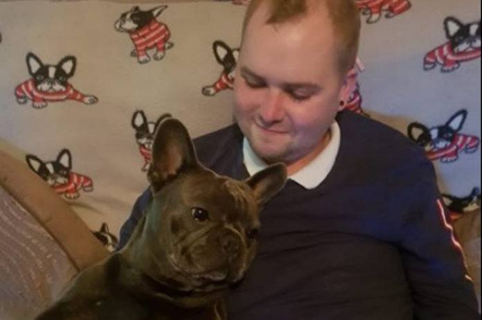 Baasje overlijdt aan kanker, trouwe bulldog sterft kwartiertje later