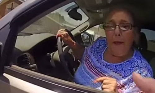 Deze dame weigert boete van 80 dollar te betalen. Ze vlucht en krijgt niet veel later een stroomstoot! (video)