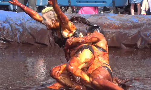 Dames gaan mekaar stevig te lijf tijdens ‘WK Sausworstelen’ (video)