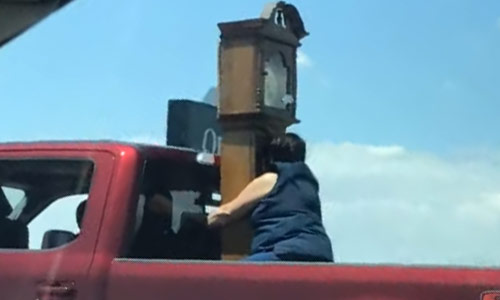 Waarom een spanriem gebruiken als je vrouw sterke armen heeft? (video)