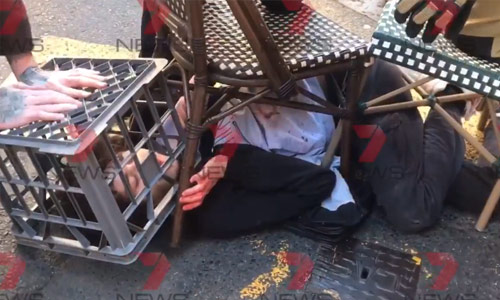 Heldhaftige omstaanders overmeesteren man die vrouw toetakelde met slagersmes (video)