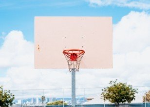 BIZAR. Brandweer bevrijdt meisje uit basketbalring