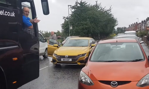 “Vuile klootzak”: Buschauffeur en automobilist weigeren uit elkaars weg te gaan (video)