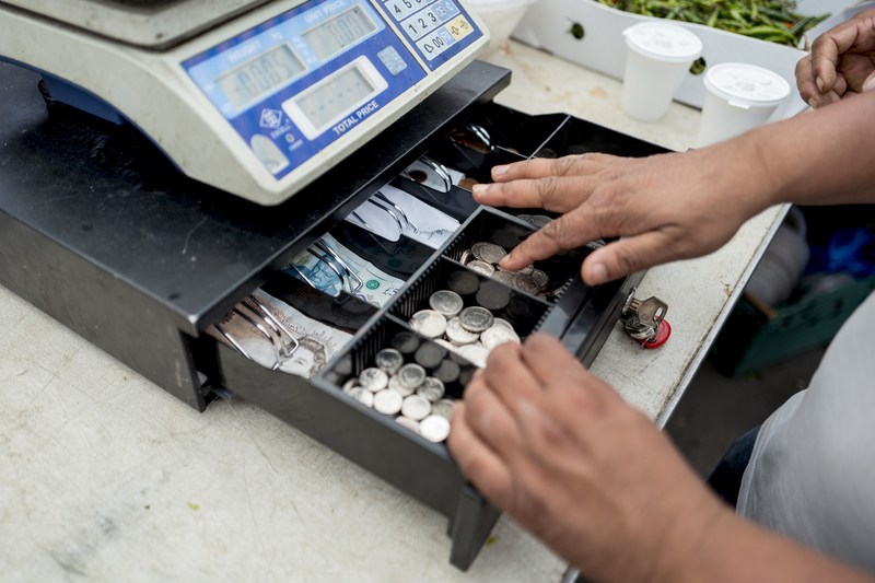 BIZAR. Winkelbediende overvalt zijn werkgever op eerste werkdag