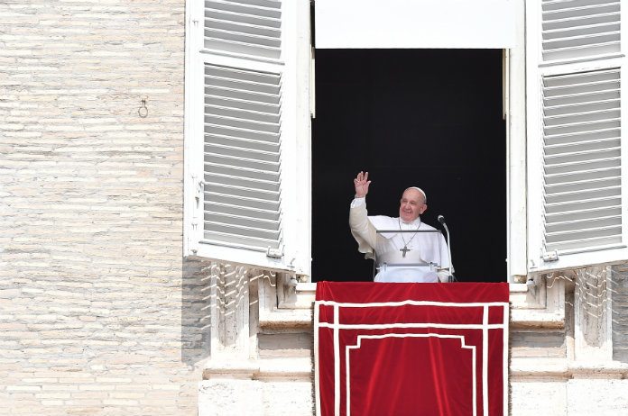 BIZAR. Brandweer moet paus bevrijden uit lift