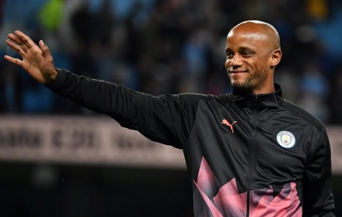 IN BEELD. Man City sluit Vincent Kompany een laatste keer in de armen