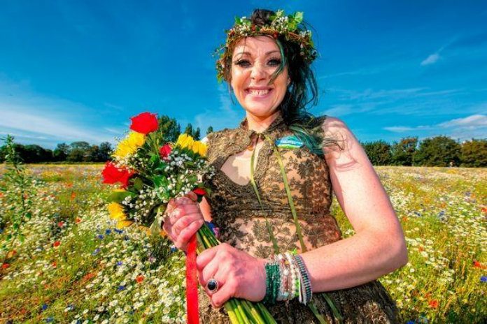 BIZAR. Vrouw stapt in het huwelijksbootje met… een boom