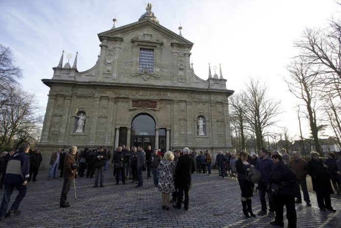 Kraampjeshouders gaan concurrenten met urine te lijf
