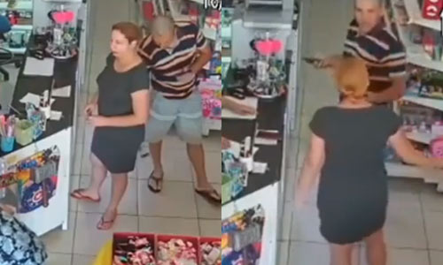 Betrapt: Viespeuk neemt stiekem foto onder kleedje van vrouw (video)