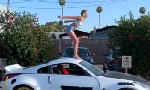 AUCH: Fitte dame knalt door achterruit van wagen na spectaculaire salto (video)