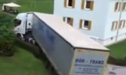 Ongeduldige trucker heeft het gehad en vernielt haag (video)