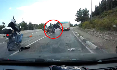 HORRORCRASH: Ongeduldige motard betaalt stevige prijs (video)