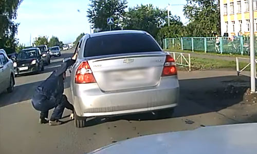 Man redt katje op het ALLERLAATSTE moment van een gewisse dood (video)