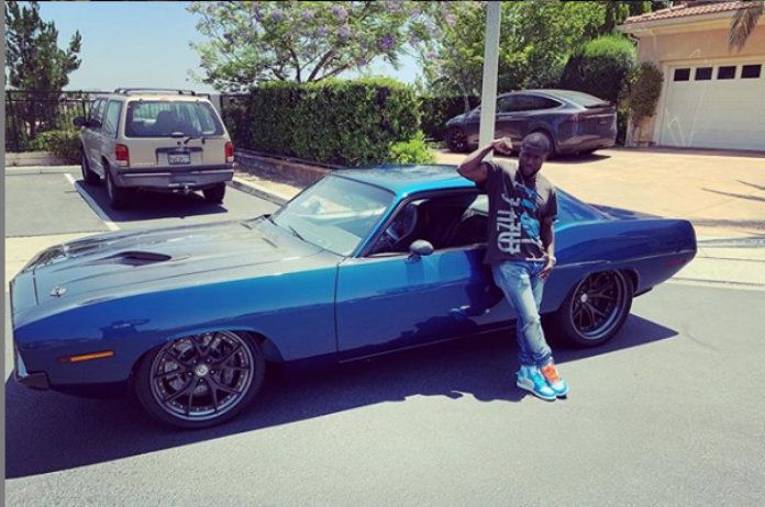 Kevin Hart “zwaargewond aan rug” na auto-ongeval met oldtimer