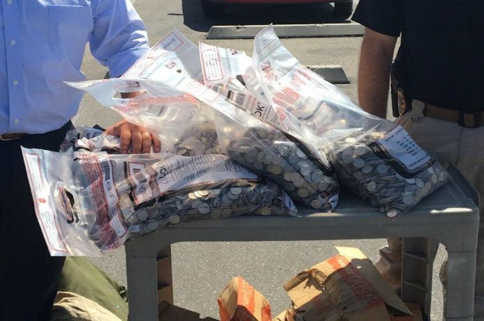 Vrouw smokkelt 6.000 dollar aan gestolen muntstukjes in kinderwagen