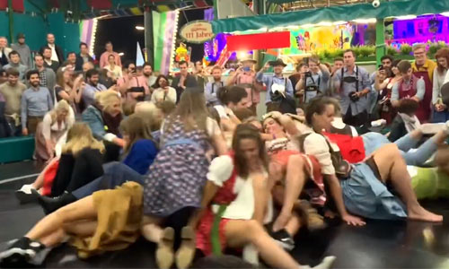 Dames draaien stevig door op Oktoberfest (video’s)