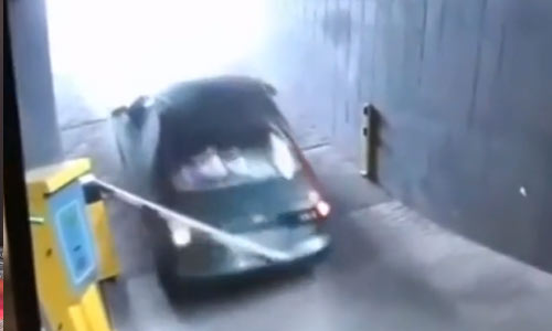 KARMA: Slagboom neemt loeihard wraak op vernielzuchtige chauffeur (video)