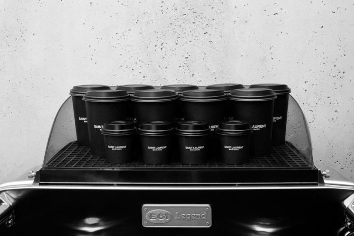 Saint Laurent opent gitzwart café in Parijs