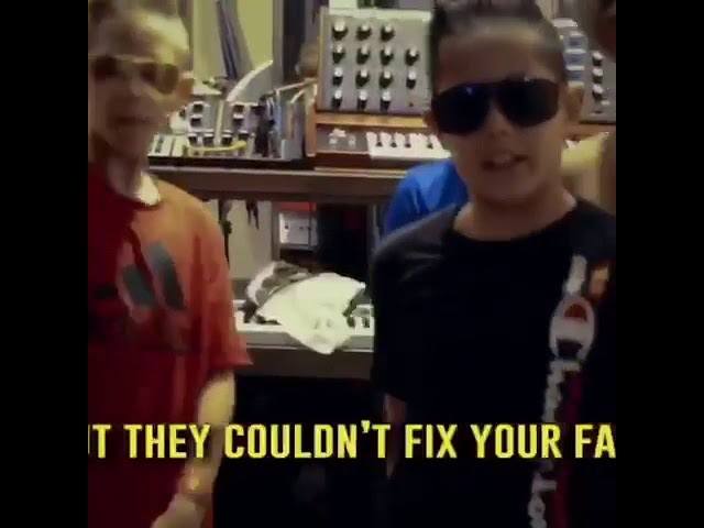 VIDEO. Cardi B in de clinch met 10-jarigen: “Ga melk drinken, witte jongens”