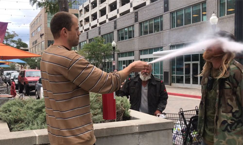 Man weigert sigaret te doven, dus haalt eigenaar van restaurant een brandblusser boven! (video)
