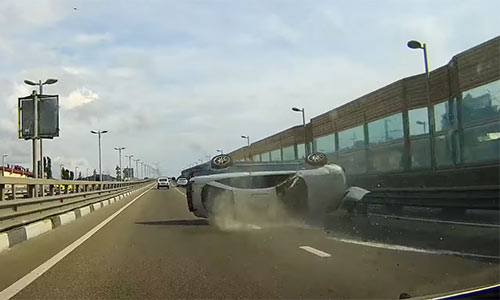 Horrorcrash toont hoe gevaarlijk in slaap vallen achter het stuur is (video)