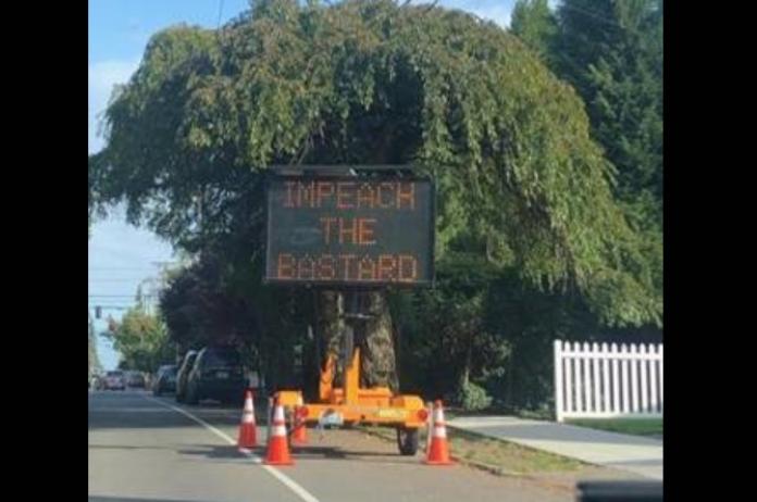 Gehackt elektronisch verkeersbord toont niet mis te verstane oproep over Trump