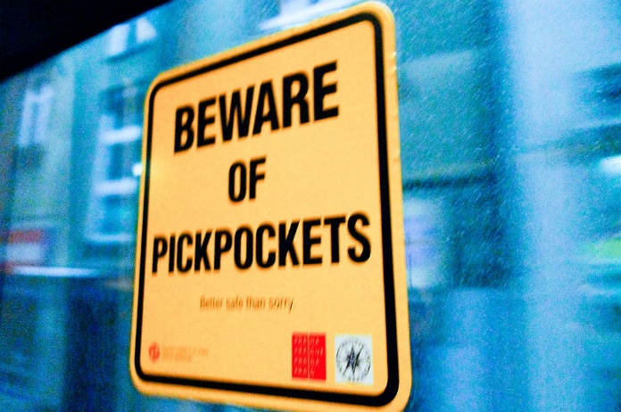 BIZAR. Zakkenroller verschijnt voor rechter in diefstalzaak… en steelt gsm