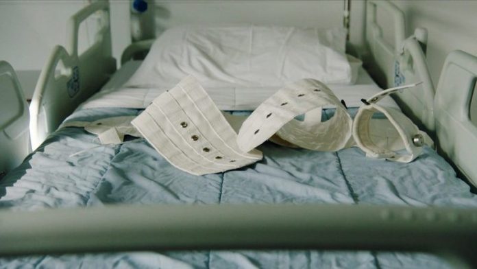 Meisje dat lijdt aan anorexia ligt al anderhalf jaar vastgebonden in bed