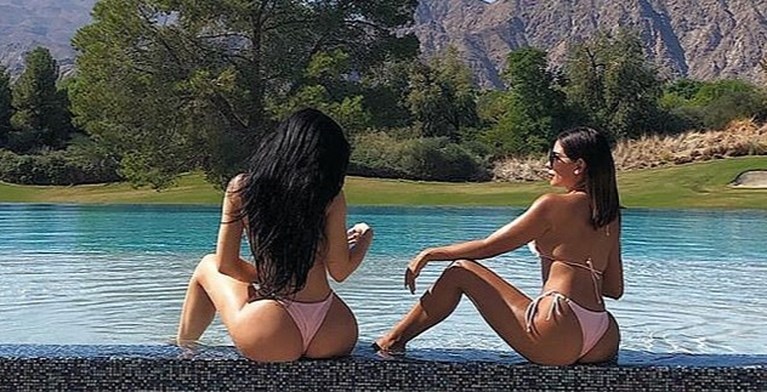 Kylie Jenner viert verjaardag van zus Kim Kardashian in bikini(etje)