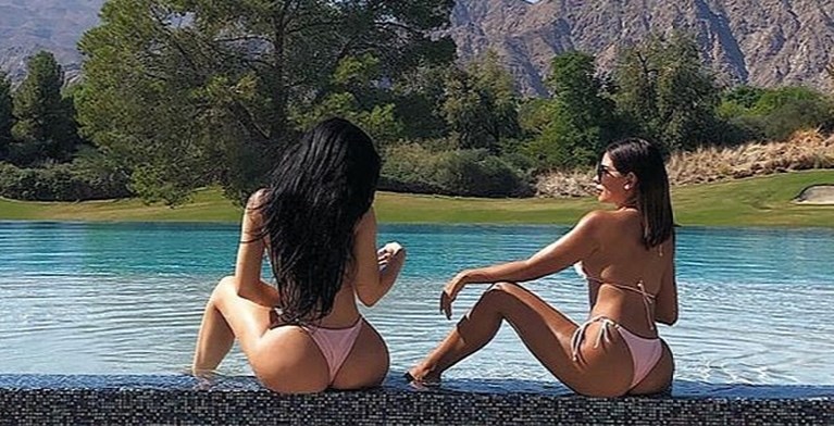 Kylie Jenner viert verjaardag van zus Kim Kardashian in bikini(etje)