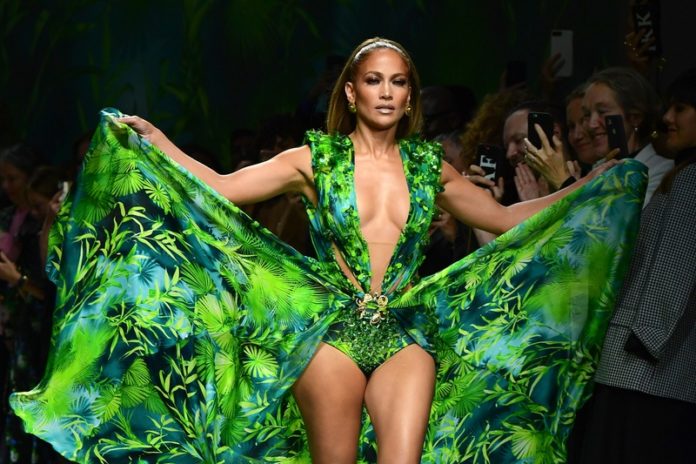 Jennifer Lopez gaat op zoek naar draagmoeder