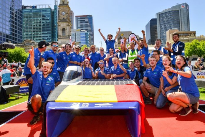 Leuvense team wint WK voor zonnewagens nadat Nederlandse concurrent in brand schiet