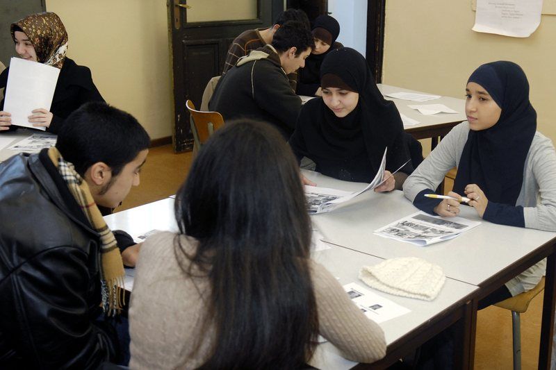 Een jongere op drie zou niet in bedrijf werken dat religieuze symbolen toelaat