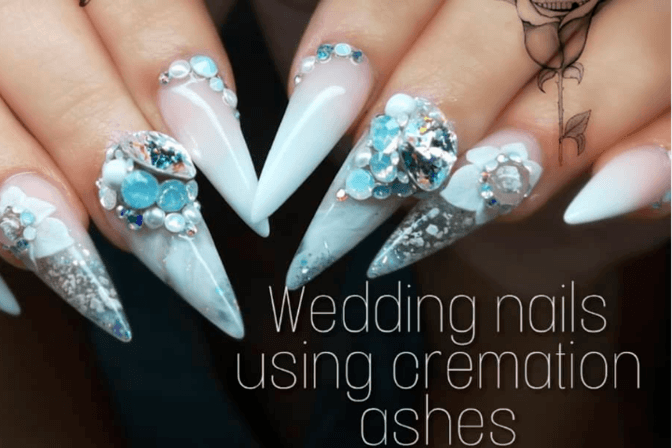 BIZAR. Bruid laat assen van vader verwerken in manicure