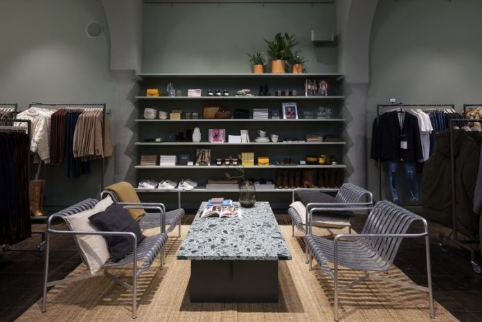 H&M experimenteert met yoga en knusse tuinbarretjes