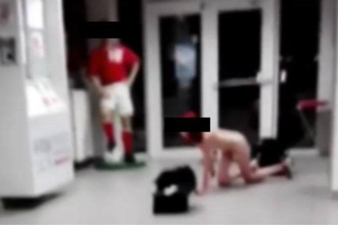 Vrouw kruipt naakt op handen en voeten in cafetaria voetbalploeg