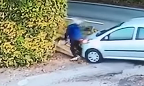 Dame vergeet handrem op te trekken en wordt omvergereden door EIGEN wagen (video)