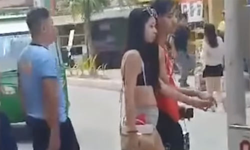 Toeriste (26) opgepakt wegens deze (zeer) pikante bikini: “Ze droeg niet meer dan een touwtje” (video)