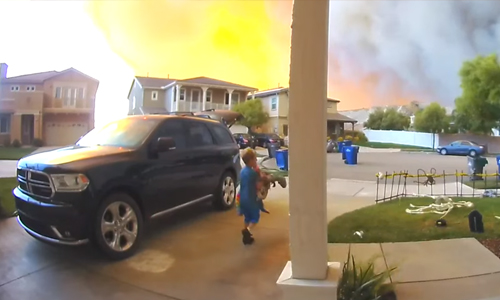 Deurbelcamera laat zien hoe familie moet vluchten voor waar inferno (video)