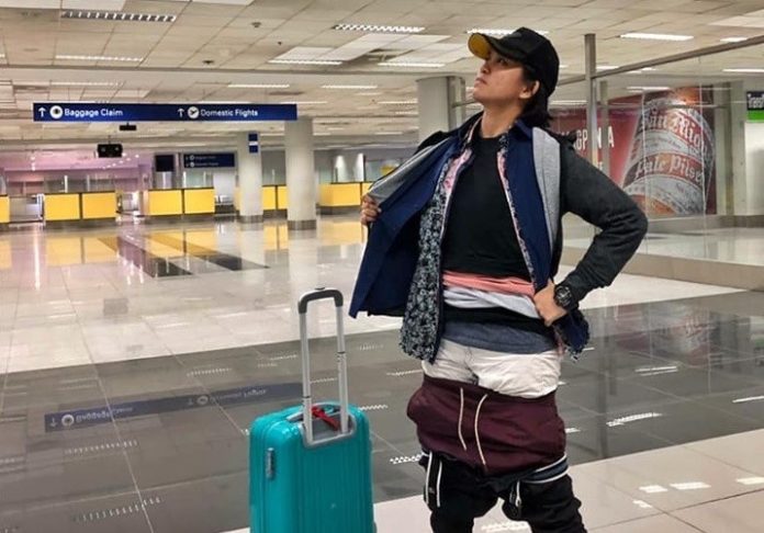 BIZAR. Vrouw draagt kilo’s kleding om handbagageregels te omzeilen