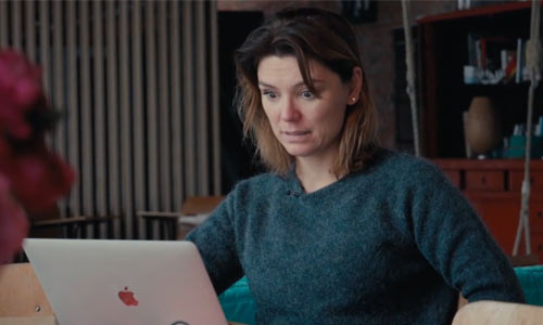 Evi Hanssen chat als ’14-jarig meisje’ met masturberende man (67): “Wil je er eens mee spelen?” (video)