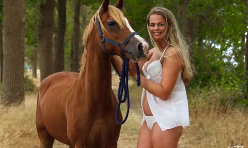 Boerin Maaike straalt in pikante fotoshoot (video)