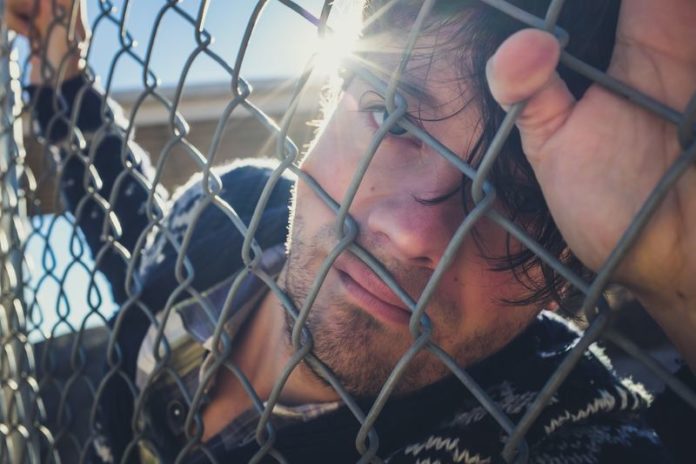 Romeo met liefdesverdriet breekt in bij gevangenis om Julia terug te winnen