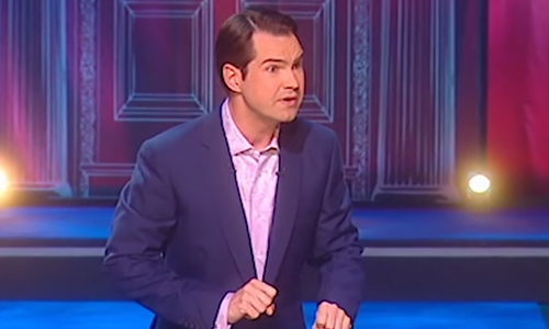 Stand-upcomedian zet ‘pesters’ STEVIG op hun plek (video)