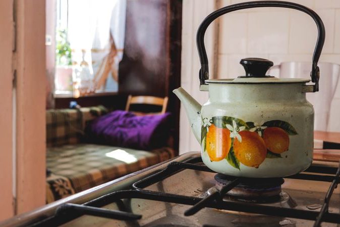 BIZAR. Ambtenaar ontslagen een jaar nadat hij in waterketel plast