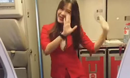 De piloot laat op zich wachten dus doet stewardess dit leuke dansje (video)