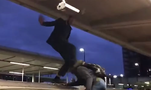 Razende pendelaars trekken klimaatbetogers op loeiharde wijze van dak van wagon (video)