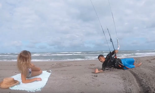 Is dit de meest spectaculaire manier om een dame te kussen? (video)